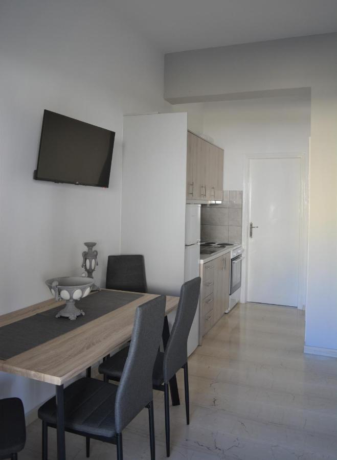 Anezinas Place Apartment Perissa  Bagian luar foto