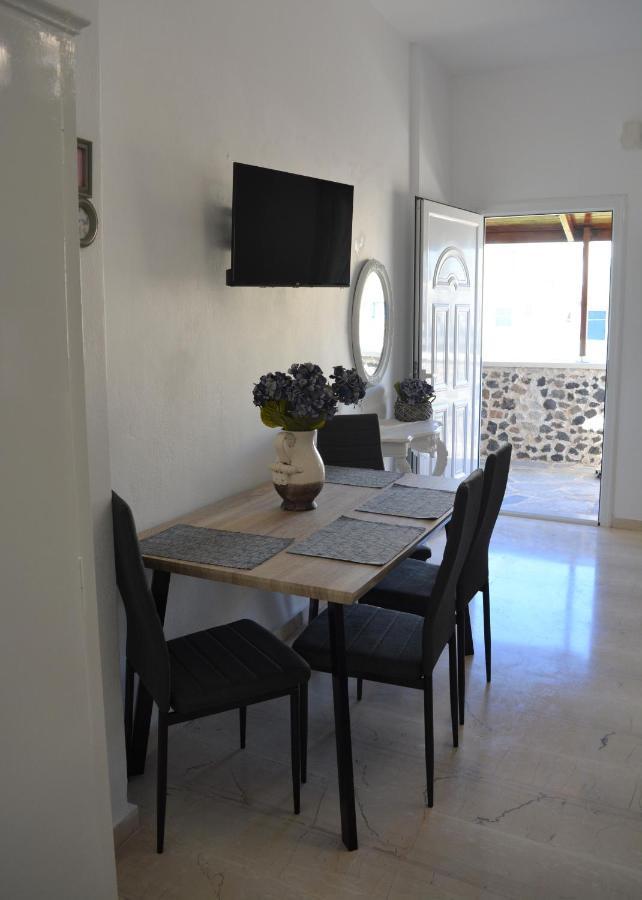 Anezinas Place Apartment Perissa  Bagian luar foto