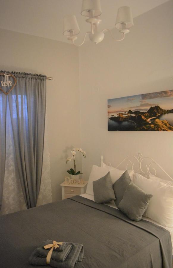 Anezinas Place Apartment Perissa  Bagian luar foto