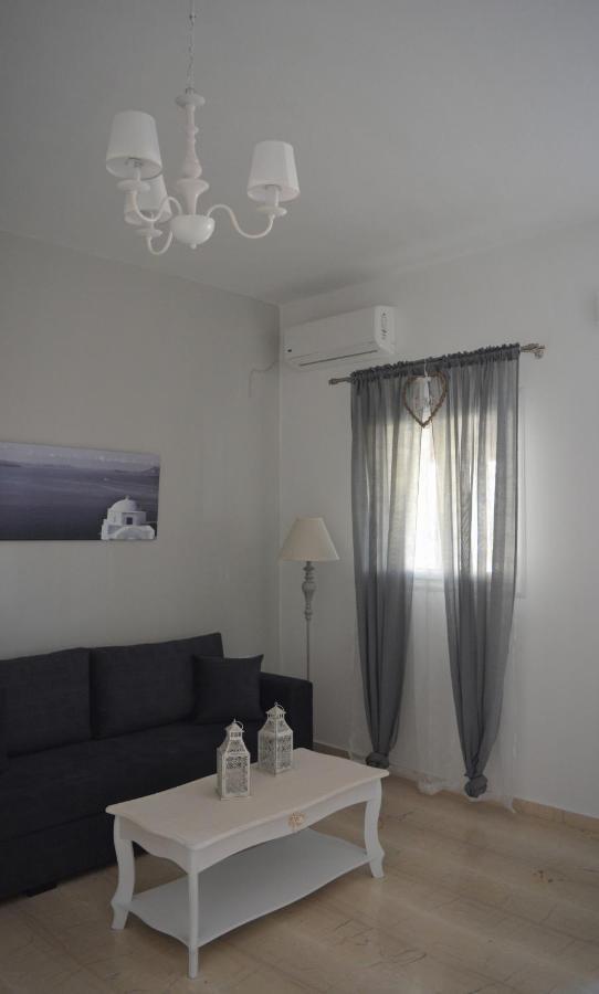 Anezinas Place Apartment Perissa  Bagian luar foto
