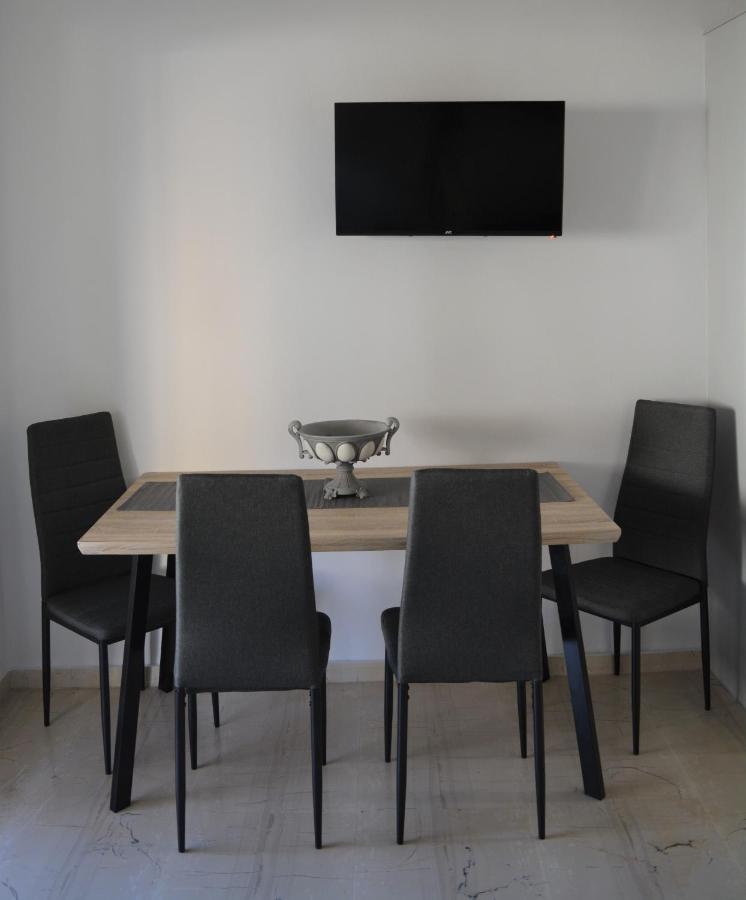 Anezinas Place Apartment Perissa  Bagian luar foto